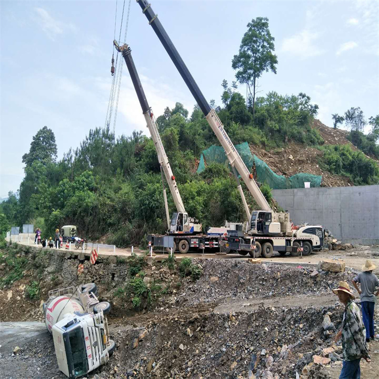 樟树汽车掉沟里叫吊车救援要多少钱